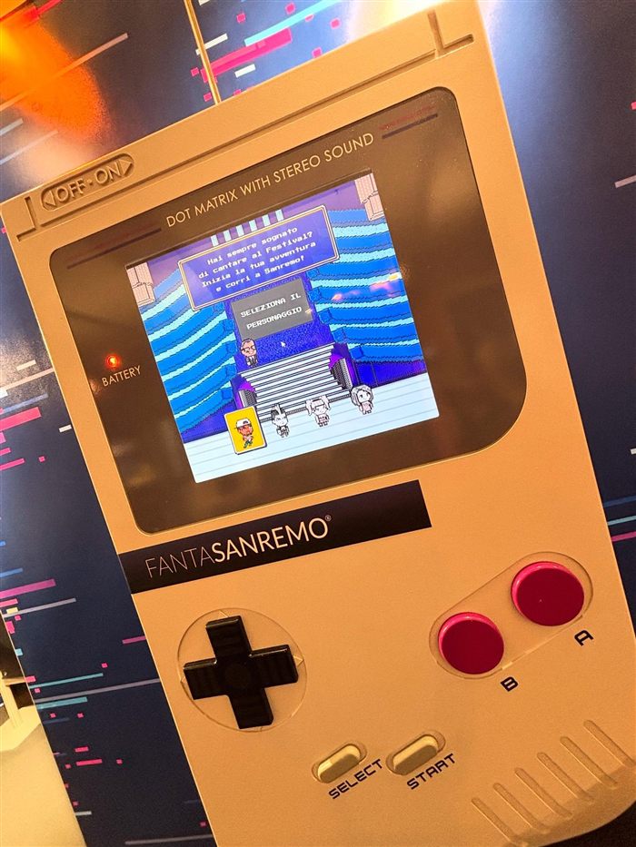 Installazione a forma di Game Boy gigante con FantaSanremo Adventure